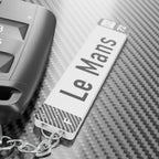 porte-clé plaque voiture personnalisé accroché à des clés de voiture — accessoire pratique et élégant, cadeau permis de conduir