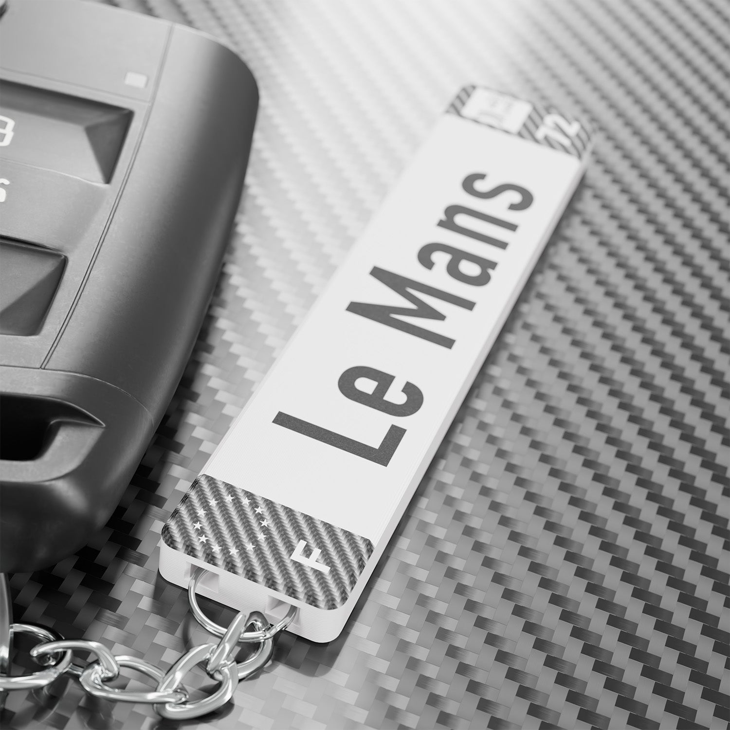 porte-clé plaque voiture personnalisé accroché à des clés de voiture — accessoire pratique et élégant, cadeau permis de conduir